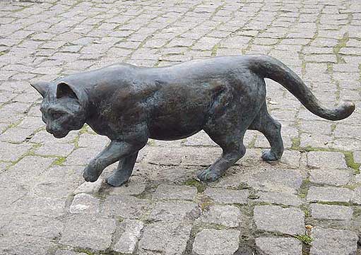 Ferkel-Brunnen: Katze